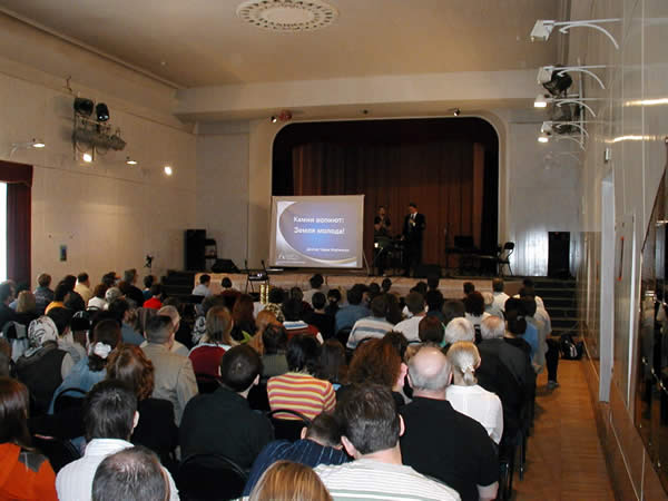 Dr. Mortenson speaking in Moscow