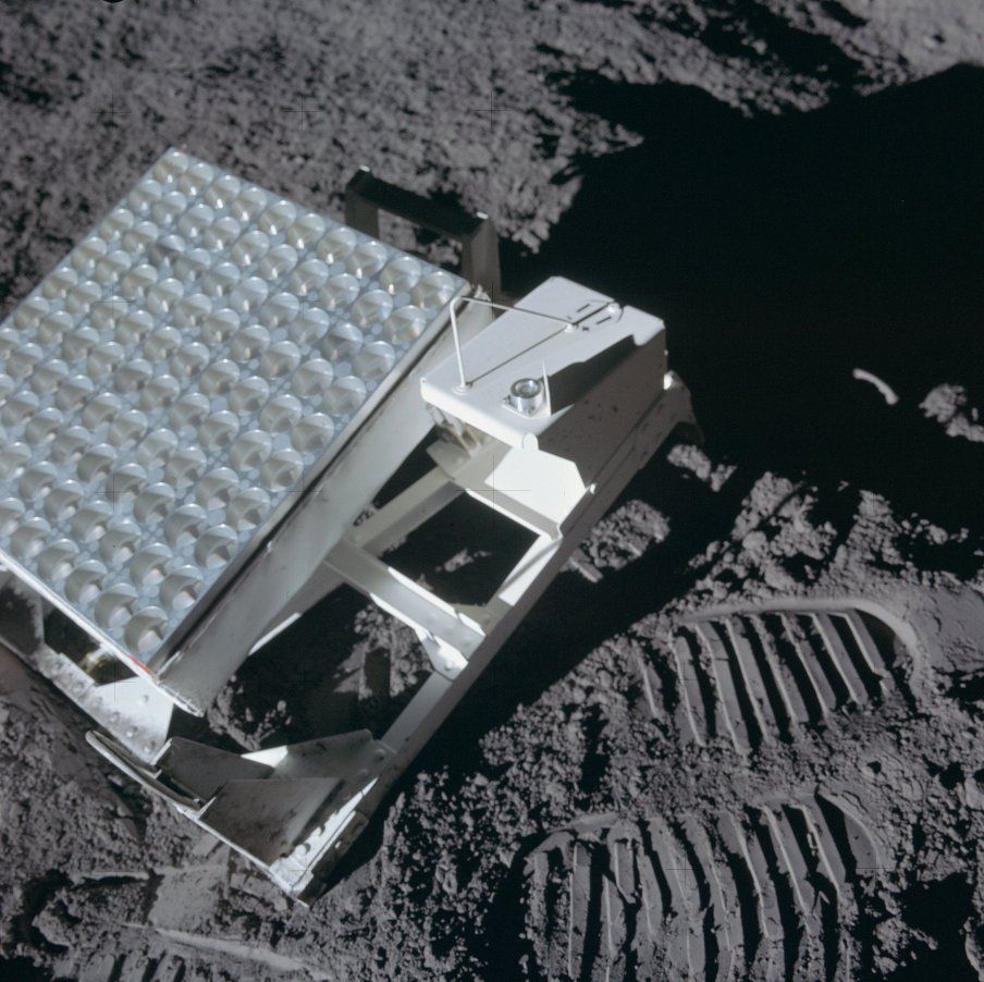 Retroreflector on the moon