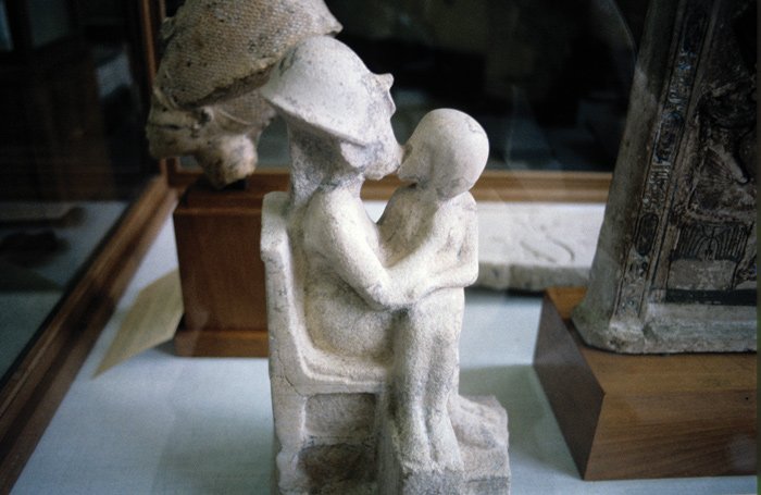 Kissing Statue