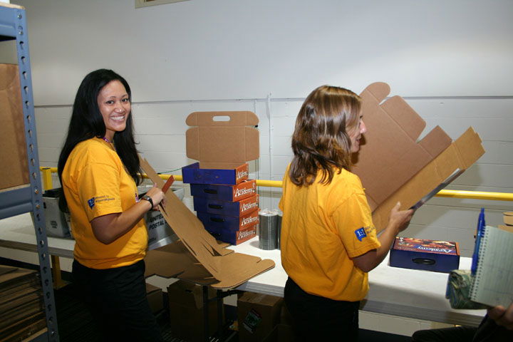 volunteers-at-aig-7-8-08-002.jpg