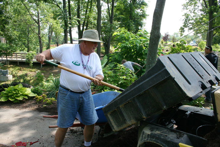 volunteers-at-aig-7-8-08-024.jpg