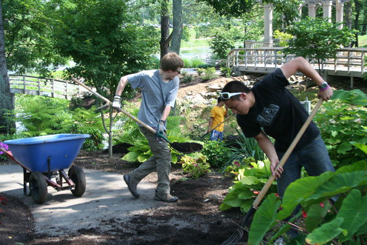 volunteers-at-aig-7-8-08-034.jpg