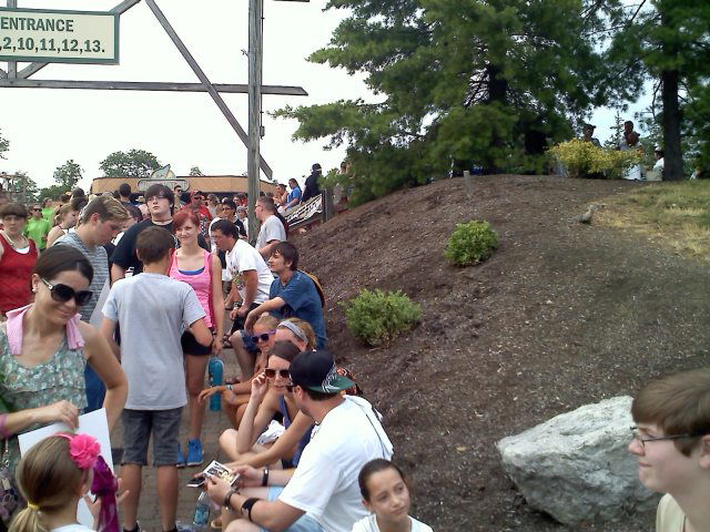 Line around amphitheater