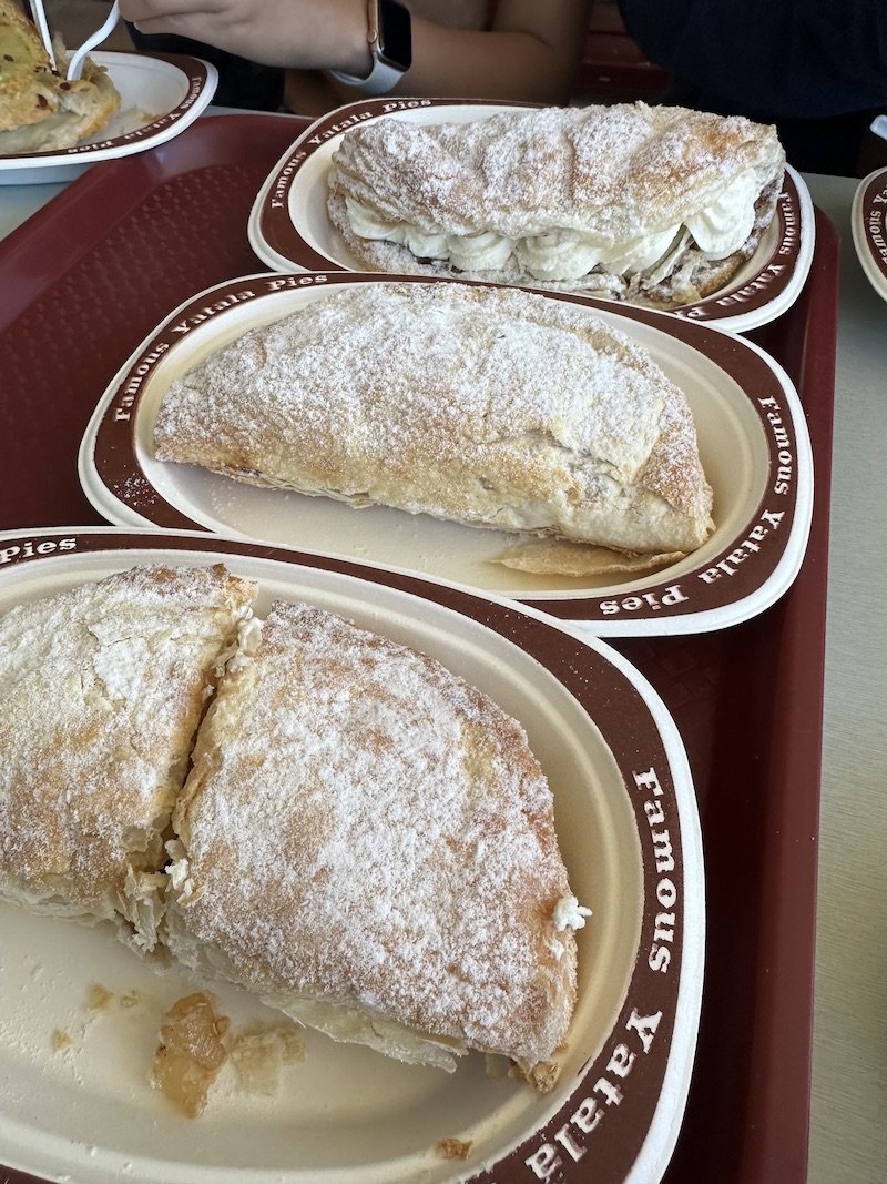 Apple turnovers with fresh cream