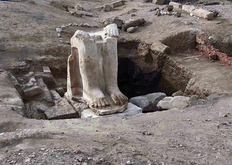 Rameses statue feet