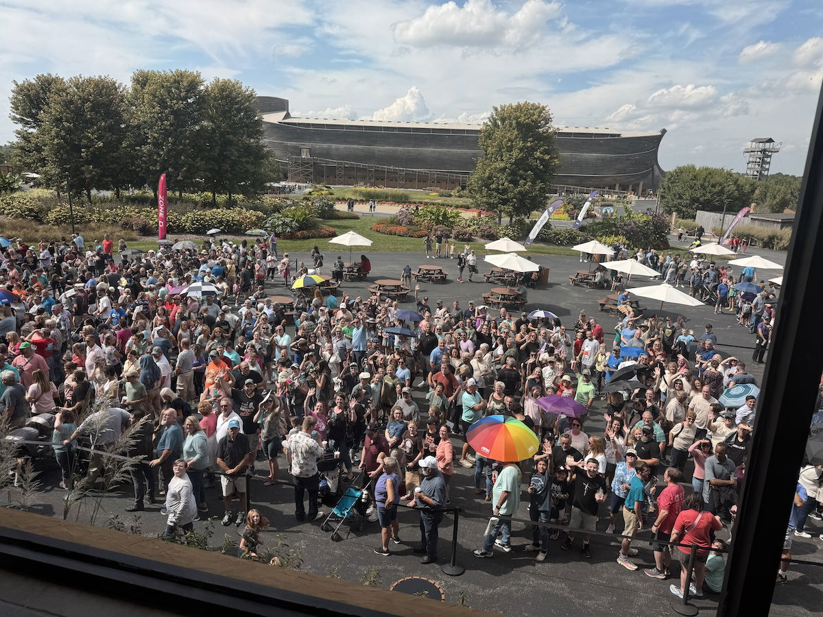 Large crowd waiting for Crowder concert