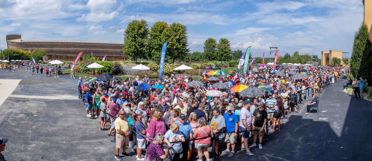 Large crowd waiting for Crowder concert